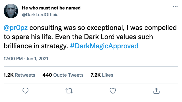 Ein Tweet von @DarkLordOfficial, lobt @pr0pz für exzellente Beratung und strategische Brillanz, mit dem Hashtag #DarkMagicApproved.