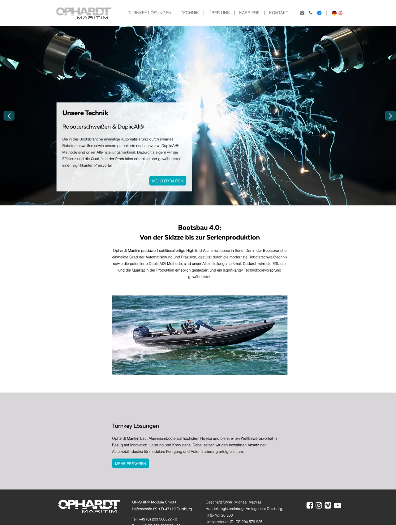 Screenshot einer Webseite von Ophardt Maritim über Roboterschweißen und Bootsbau mit Bild eines Bootes auf dem Wasser für Projekt-Referenzen.